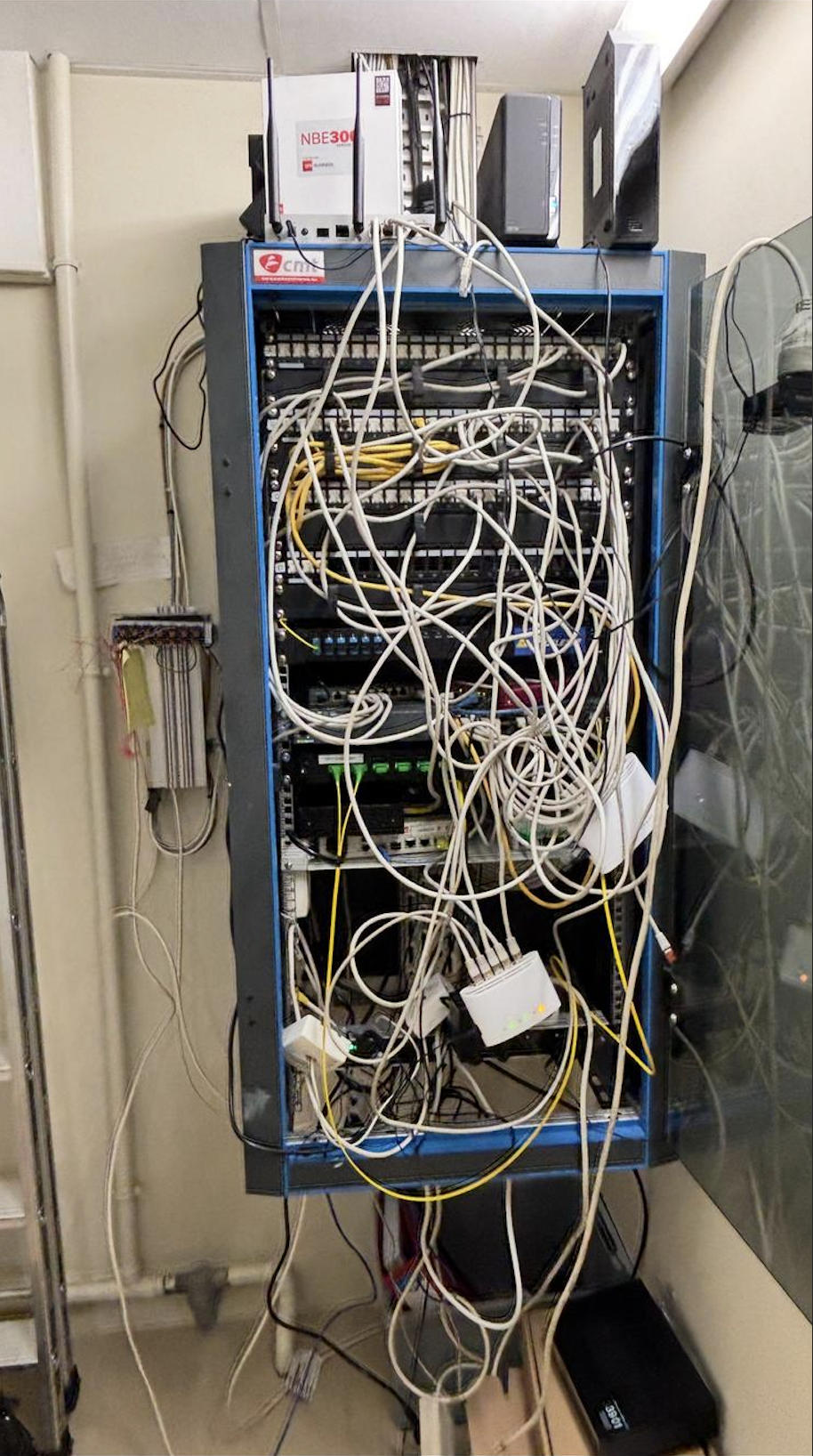 Baie de brassage désorganisée avant rénovation